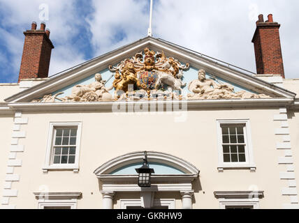 Il frontone decorativo e lo stemma della Trinità costruzione Casa di Kingston upon Hull, Yorkshire, Inghilterra, Regno Unito Foto Stock