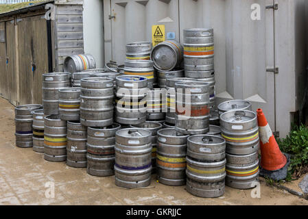 Vuoto barili di birra in attesa collezione. Foto Stock