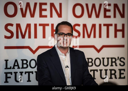 Leadership laburista candidato Owen Smith parla a Ely Valley minatori Welfare Club in Porth Galles del Sud, come il primo scrutinio paper uscire oggi per la stima di 640,000 membri e sostenitori che deciderà se Jeremy Corbyn porta su come leader o è sostituito dal signor Smith. Foto Stock