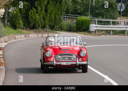 Merano, Italia - Luglio 08, 2016: Austin Healey MK 3 BJ8 Schenna Road in direzione del villaggio di Schenna Foto Stock