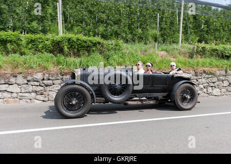 Merano, Italia - Luglio 08, 2016: Bentley 4-5 litri di aprire Scena strada in direzione del villaggio di Schenna Foto Stock