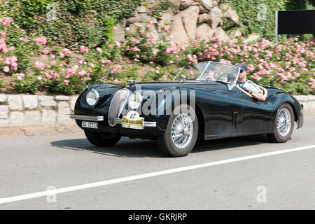 Merano, Italia - Luglio 08, 2016: la Jaguar XK 120 OTS Schenna Road in direzione del villaggio di Schenna Foto Stock