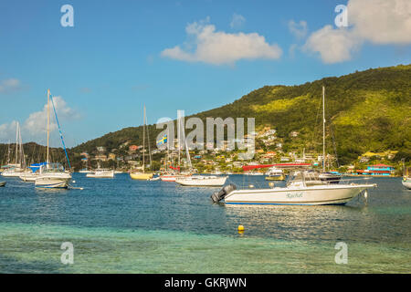 Barche nella Baia di Port Elizabeth Grenadines St Vincent West Indies Foto Stock