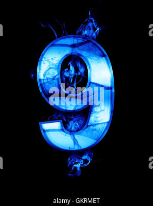 9, illustrazione di numero con effetti di cromo e blue fire Foto Stock