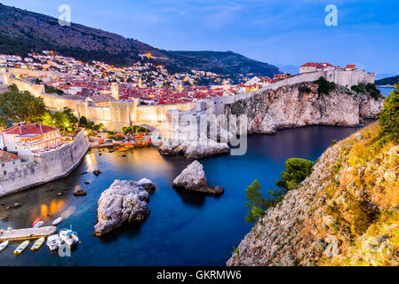 Dubrovnik, Croazia. Crepuscolo spettacolare pittoresca vista sul centro storico di Ragusa dalla fortezza di Lovrijenac. Foto Stock
