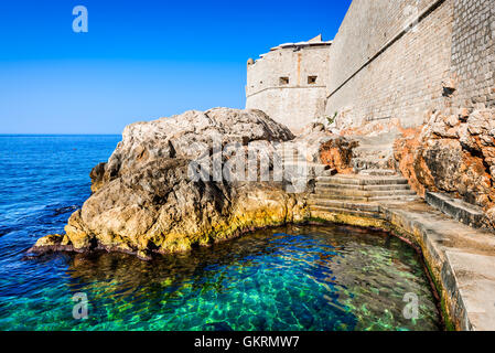 Dubrovnik, Croazia. Spettacolare pittoresca vista sul centro storico di Ragusa e Lovrijenac fortezza. Foto Stock