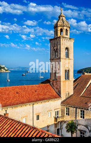 Dubrovnik, Croazia. Tramonto luce dorata su tetti della città vecchia di Ragusa (Duvrovnik). Foto Stock