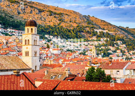 Dubrovnik, Croazia. Tramonto luce dorata su tetti della città vecchia di Ragusa (Duvrovnik). Foto Stock