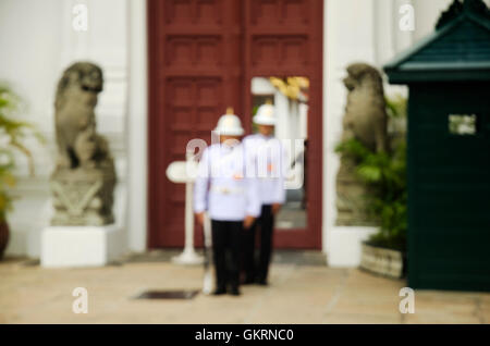 Il movimento sfocati di King's (Queen's) reggimento di guardia a piedi per controllare nel lato di Wat Phra Kaew Tempio del Buddha di Smeraldo il 7 luglio Foto Stock