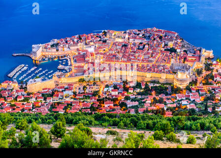Dubrovnik, Croazia. Crepuscolo spettacolare pittoresca vista sulla città vecchia di Dubrovnik, Ragusa sulla costa dalmata. Foto Stock