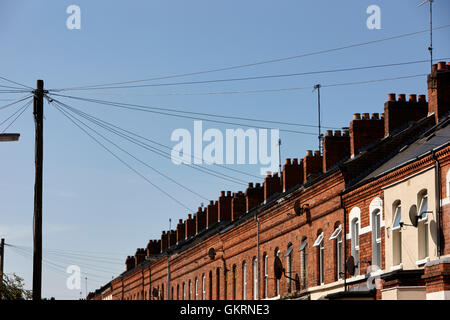 Tettuccio di linee telefoniche da legno palo del telegrafo il punto di distribuzione al Vittoriano case a schiera Foto Stock