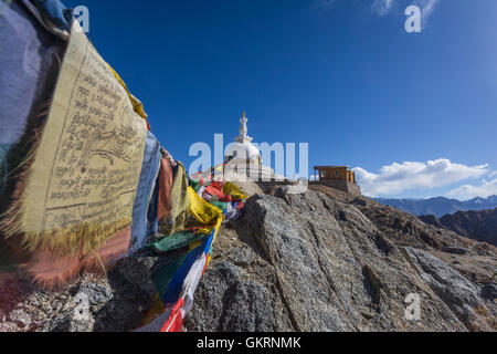 Shanti stupa in Leh con cielo blu , Ladakh , India Foto Stock