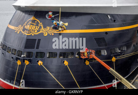 La poppa della Disney Cruise Lines nave Disney meraviglia nel porto di Vancouver Canada Place Cruise Ship Terminal Foto Stock