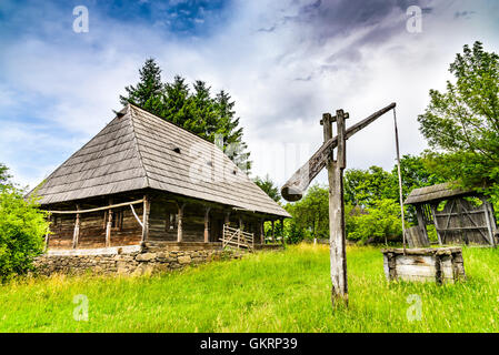 Sighetu Marmatiei, Romania. Il vecchio villaggio in Maramures, rumeno tradizionale stile architettonico, la vita in campagna. Foto Stock