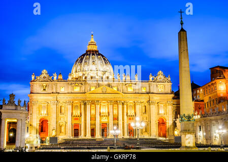 Roma, Italia. Basilica di San Pietro in vista notturna della città del Vaticano. Punto di riferimento di Roma, capitale italiana. Foto Stock