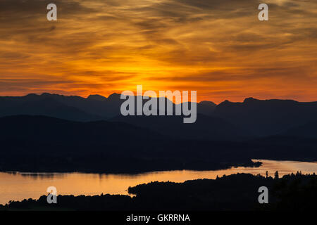 Tramonto su Windermere verso il vecchio di Coniston e le pike di Langdale, da Orrest Head, Windermere, Cumbria Foto Stock