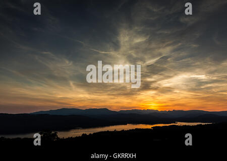 Tramonto su Windermere verso il vecchio di Coniston e le pike di Langdale, da Orrest Head, Windermere, Cumbria Foto Stock