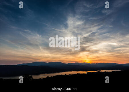 Tramonto su Windermere verso il vecchio di Coniston e le pike di Langdale, da Orrest Head, Windermere, Cumbria Foto Stock