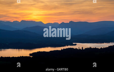 Tramonto su Windermere verso il vecchio di Coniston e le pike di Langdale, da Orrest Head, Windermere, Cumbria Foto Stock