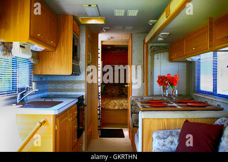 Vista interna guardando indietro verso la cucina e la camera da letto in un 32ft classe un motorhome istituito presso un parco in Florida Foto Stock