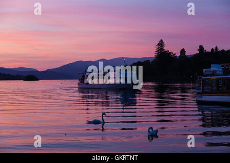 Tramonto su WIndermere, visto da Bowness on Windermere, Lake District, Cumbria Foto Stock