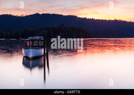 Tramonto su Windermere, visto da Bowness su Windermere, Lake District, Cumbria Foto Stock