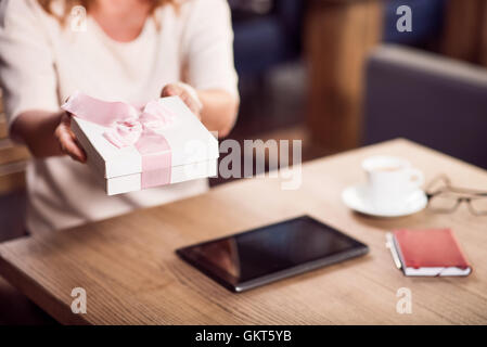 Bella donna splendida tenuta presente Foto Stock
