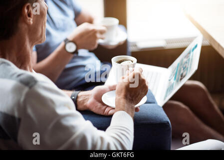 Due uomini di bere il caffè Foto Stock