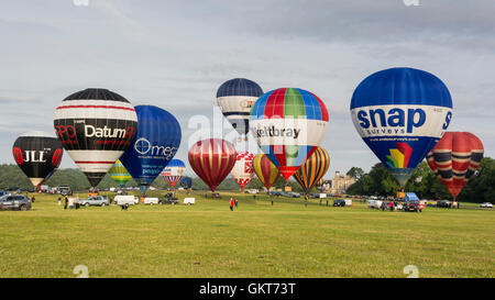 Un inizio di mattina salita di massa di palloncini deriva su Downs in Bristol. Foto Stock