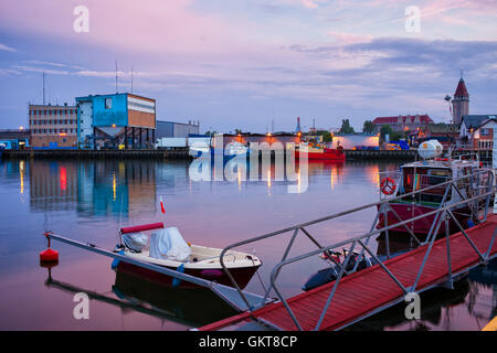 Porta in città Wladyslawowo al crepuscolo in Polonia Foto Stock