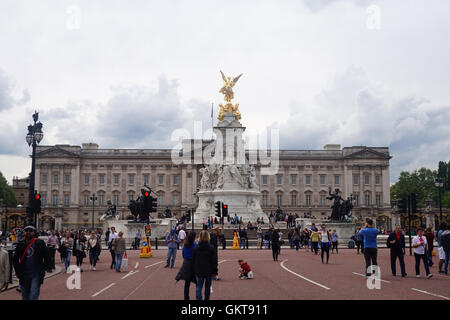 I turisti a piedi il centro commerciale che è chiusa al traffico durante il fine settimana fuori Buckingham Palace. Foto Stock