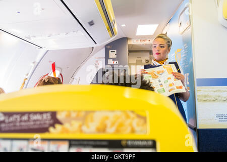 A bordo in cabina sul volo Ryanair da Carcassonne,Francia all'Aeroporto di Stansted. Istruzioni di sicurezza sul retro del sedile. Foto Stock