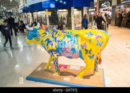 La stazione di Waterloo,London accoglie favorevolmente Surrey CowParade con nuovo colorato modello in fibra di vetro Foto Stock