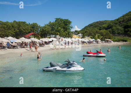 Il Reggae in spiaggia a Cockleshell Bay in St.Kitts Foto Stock