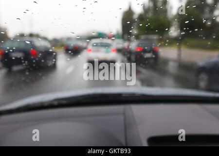 Cattive condizioni meteorologiche alla guida di una vettura in ingorghi di traffico - vista offuscata Foto Stock
