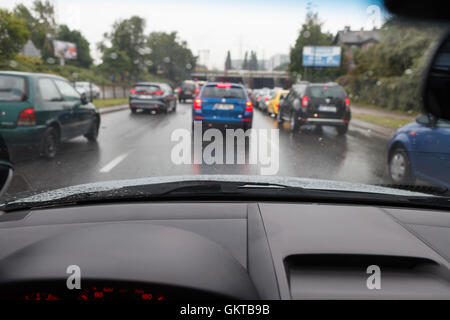 Cattive condizioni meteorologiche alla guida di una vettura in ingorghi di traffico - vista offuscata Foto Stock