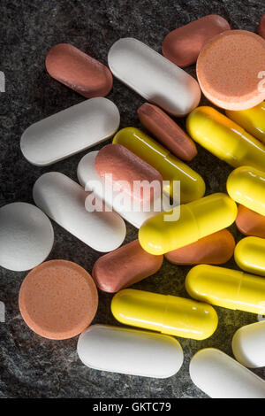 Pila di diverse pillole colorate Foto Stock