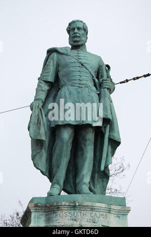 Ungherese eroe nazionale Lajos Kossuth. Statua di scultore ungherese Zsigmond Kisfaludi Strobl sul millennio monumento nella piazza degli Eroi in Budapest, Ungheria. Foto Stock