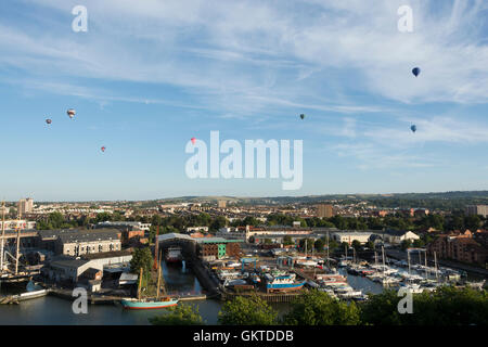 Vista sulla zona Harbourside, Bristol durante la Messa vespertina la salita dalla 38th annuale di Bristol International Balloon Fiesta Foto Stock