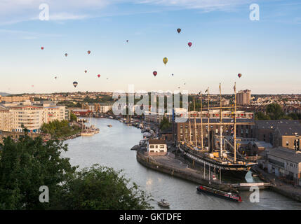 Vista sulla zona Harbourside, Bristol durante la Messa vespertina la salita dalla 38th annuale di Bristol International Balloon Fiesta Foto Stock