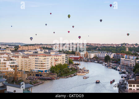 Vista sulla zona Harbourside, Bristol durante la Messa vespertina la salita dalla 38th annuale di Bristol International Balloon Fiesta Foto Stock