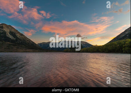 Tramonto sul lago di Pearson / Moana Rua Wildlife Refuge situato nel Craigieburn Forest Park nella regione di Canterbury, Nuova Zelanda Foto Stock