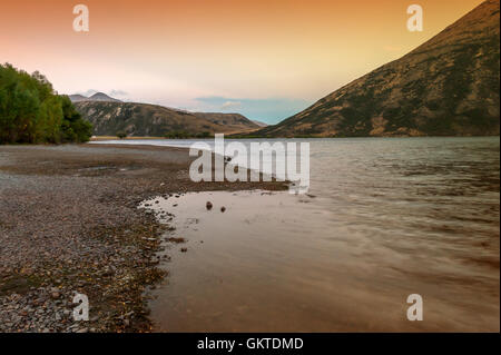 Tramonto sul lago di Pearson / Moana Rua Wildlife Refuge situato nel Craigieburn Forest Park nella regione di Canterbury, Nuova Zelanda Foto Stock