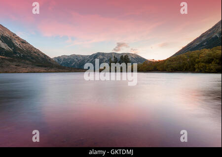 Tramonto sul lago di Pearson / Moana Rua Wildlife Refuge situato nel Craigieburn Forest Park nella regione di Canterbury, Nuova Zelanda Foto Stock