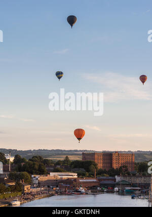 Vista sulla zona Harbourside, Bristol durante la Messa vespertina la salita dalla 38th annuale di Bristol International Balloon Fiesta Foto Stock