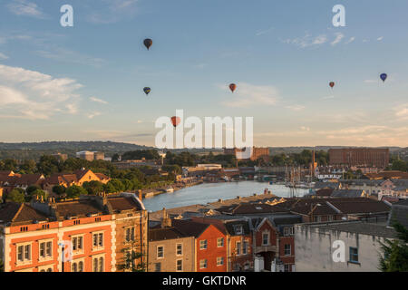 Vista sulla zona Harbourside, Bristol durante la Messa vespertina la salita dalla 38th annuale di Bristol International Balloon Fiesta Foto Stock