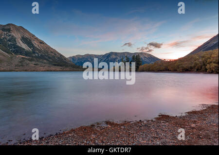 Tramonto sul lago di Pearson / Moana Rua Wildlife Refuge situato nel Craigieburn Forest Park nella regione di Canterbury, Nuova Zelanda Foto Stock