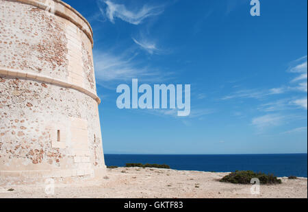 Formentera, isole Baleari: Vista della Torre de Sa Punta Prima, un diciassettesimo secolo torre di avvistamento sulla costa est dell'isola Foto Stock