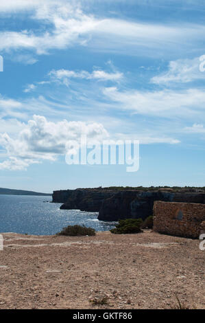 Fomentera, isole Baleari: la scogliera di Punta Prima sul capo orientale dell'isola Foto Stock