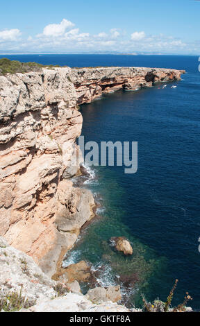 Fomentera, isole Baleari: la scogliera di Punta Prima sul capo orientale dell'isola Foto Stock